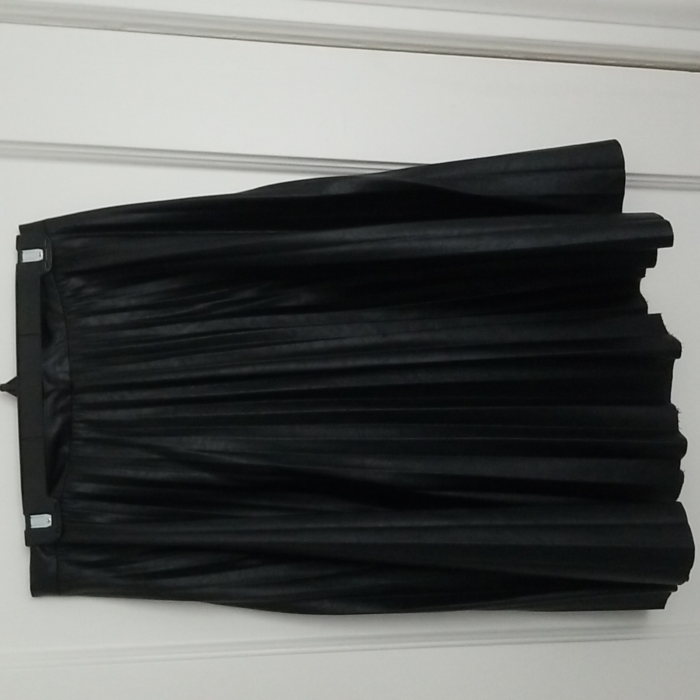 Cute foax leather flairy skirt